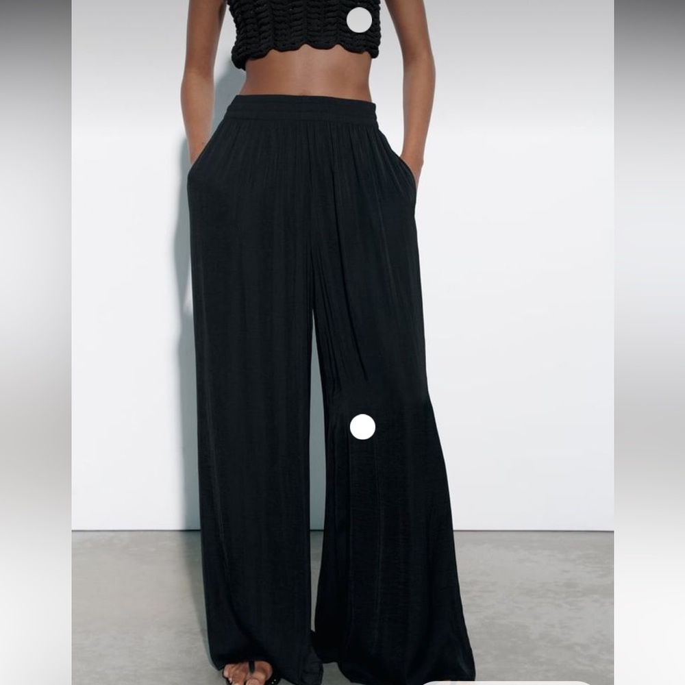 High-waist trousers with an elastic waistband. Front pockets. wide-leg design.